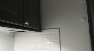 Google Home Mini och Xiaomi Aqara monterade i köket.