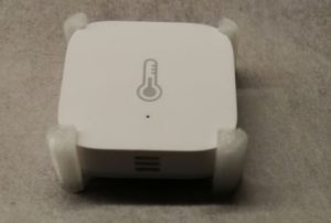Xiaomi aqara Sensor med hållaren monterad.