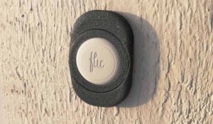 Här är min design med en Flic som ringklocka, den sitter skruvad i väggen.