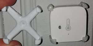 Hållare till Xiaomi Aqara temperatursensor i vit till vänster och i transparent till höger.