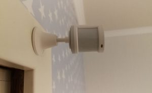 Började med att testa sensorn på dörrkarmen, detta för att inte förstöra tapeten.