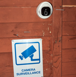 Glöm inte att lägga till en tydlig skylt om att det är just kameraövervakat inom din tomt. 