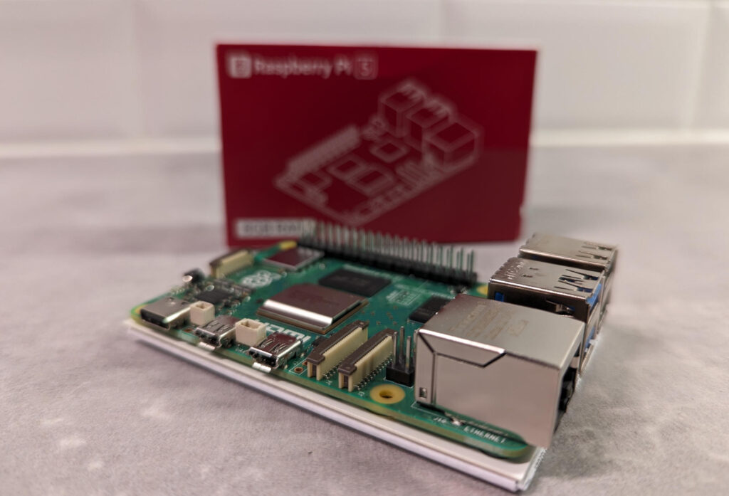 Raspberry Pi 5 med box