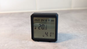Tuya th01z är en zigbee display med klocka och temperaturrapportering.
